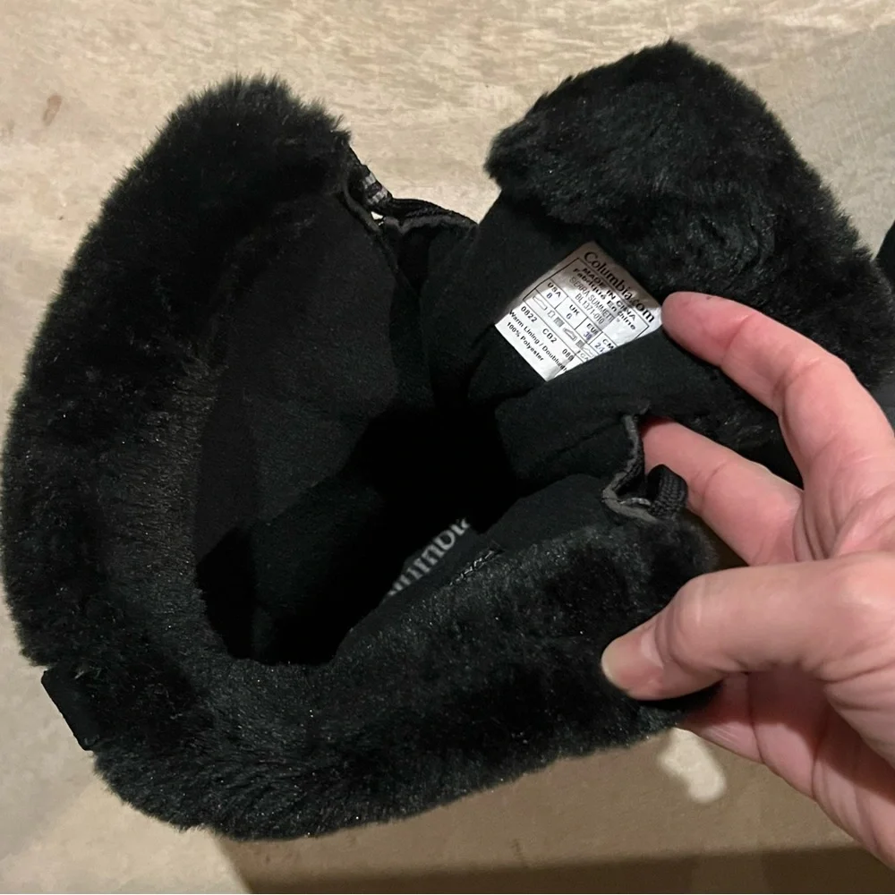 COLUMBIA Snow/Winter Boots in Black with Fur Lining